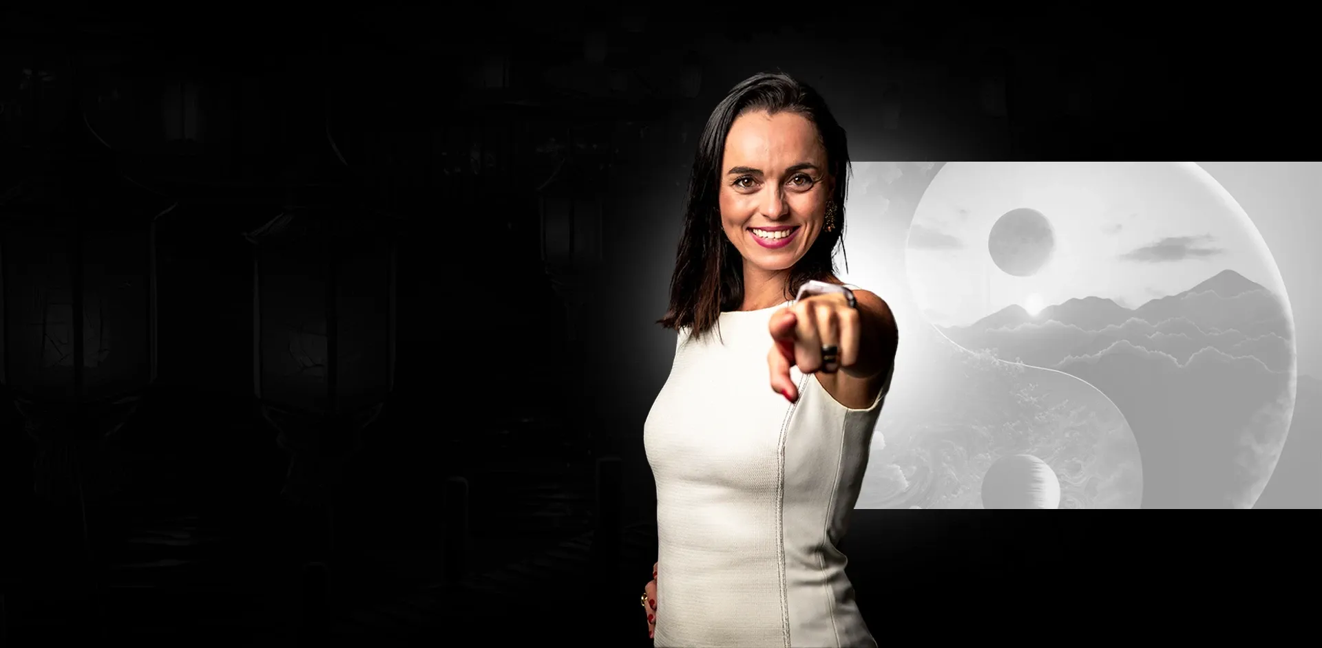 Mentora apontando para a câmera, com ilustração do símbolo yin e yang ao fundo